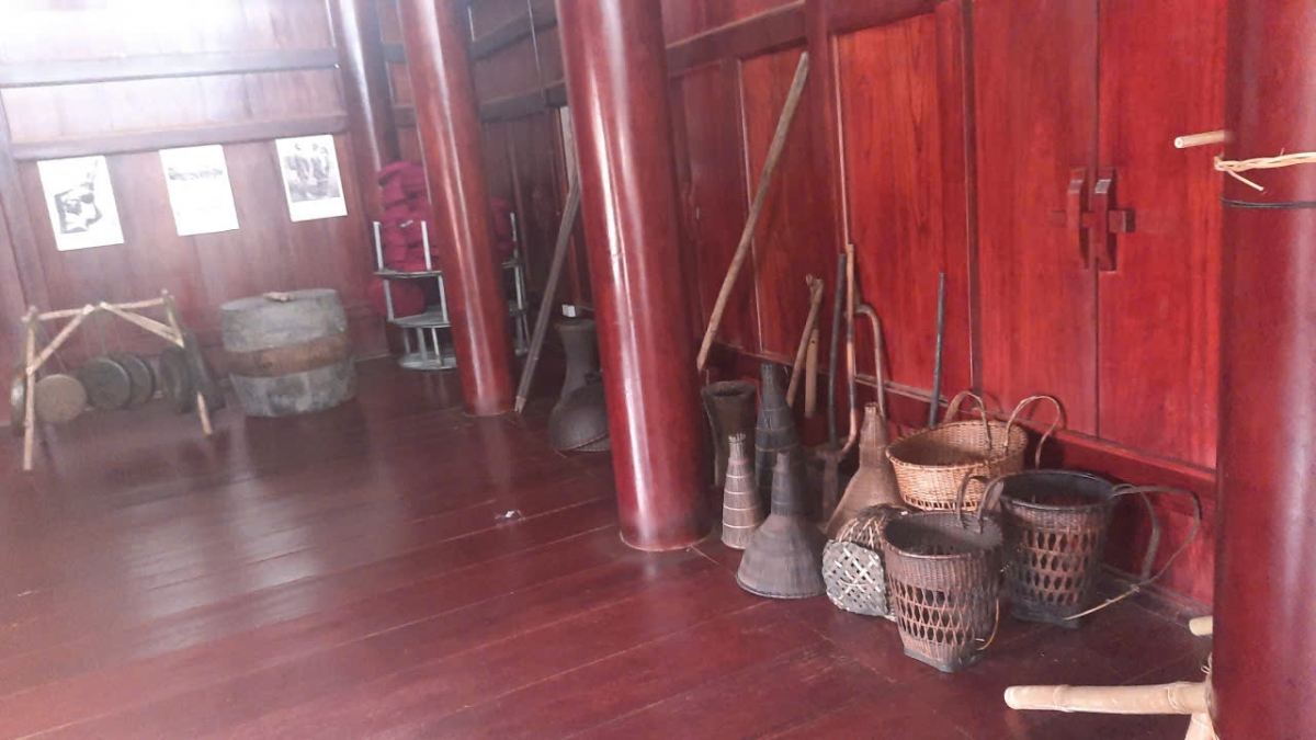 Một số vật dụng sinh hoạt văn hóa trưng bài tại làng truyền thống dân tộc K’Ho.