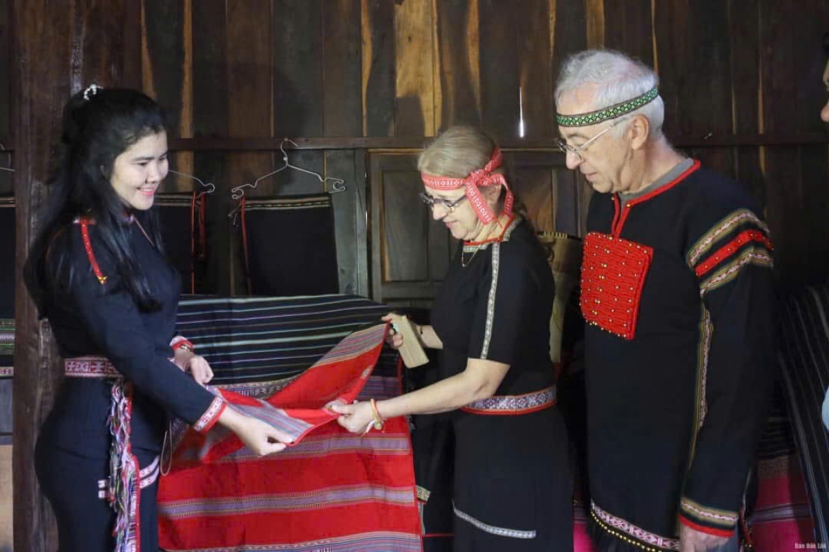 Nâ H’Belly ƀă Tơmối kong têa ê sâp ếo hdroâng kuăn ngo dêi mơngế Rơđế a homestay Kathy