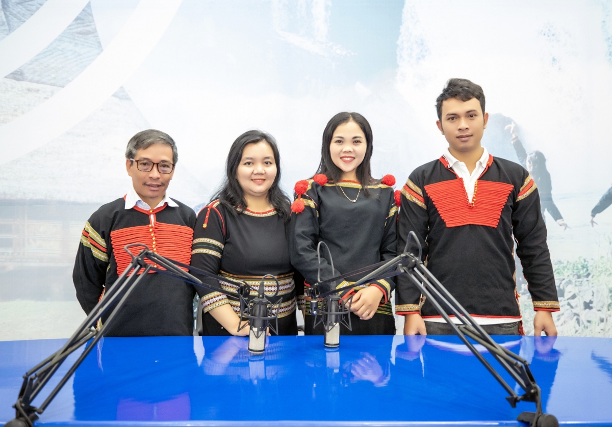 -Êpul čih mkra, mđung asăp blŭ klei Êđê Sang mđung asăp blŭ Việt Nam 