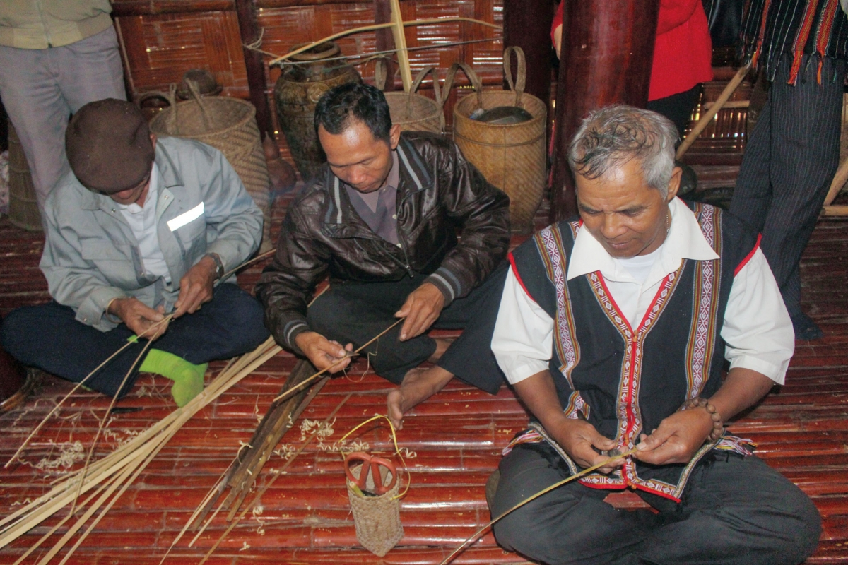 Ăp nghệ nhân tanh sah dông ta ƀon way ơm rnoi nuĭh K’Ho
 