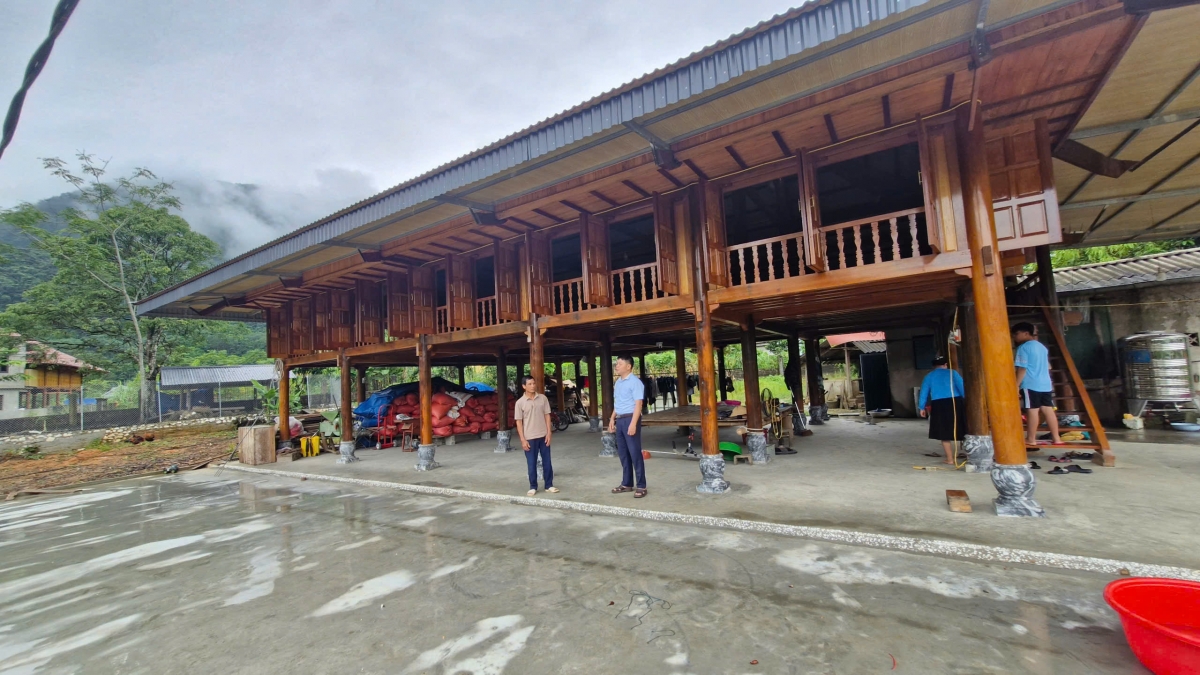 Căn nhà sàn 5 gian của ông Hoàng Chiến Công, con của liệt sĩ Hoàng Văn Bùi vừa được sửa chữa khang trang, sạch đẹp