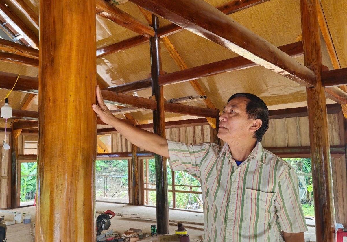 Ông Nông Thiện Mạc, thương binh hạng 1/4  ở xã Lâm Thượng đã có được căn nhà sàn khang trang