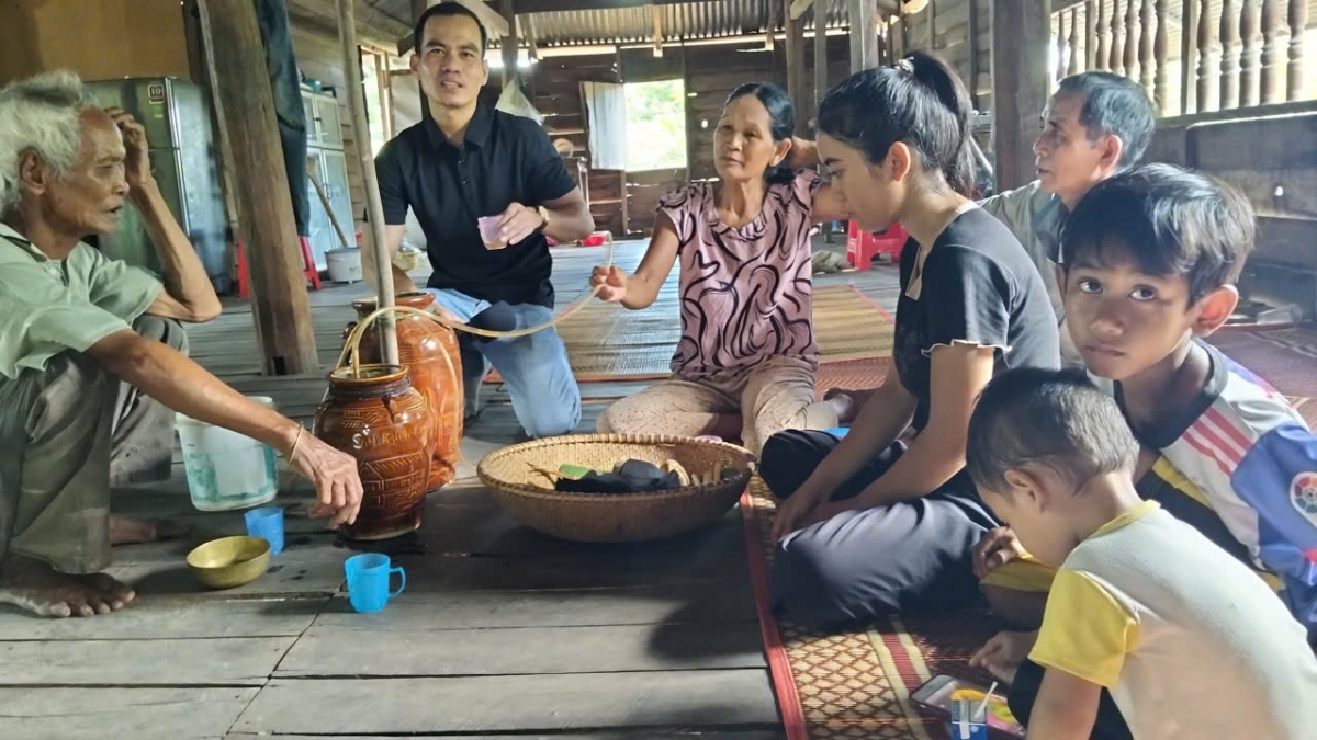 Ƀư brah kuăl huêng geh măt bah ăp nuĭh tâm rnăk wâl
 