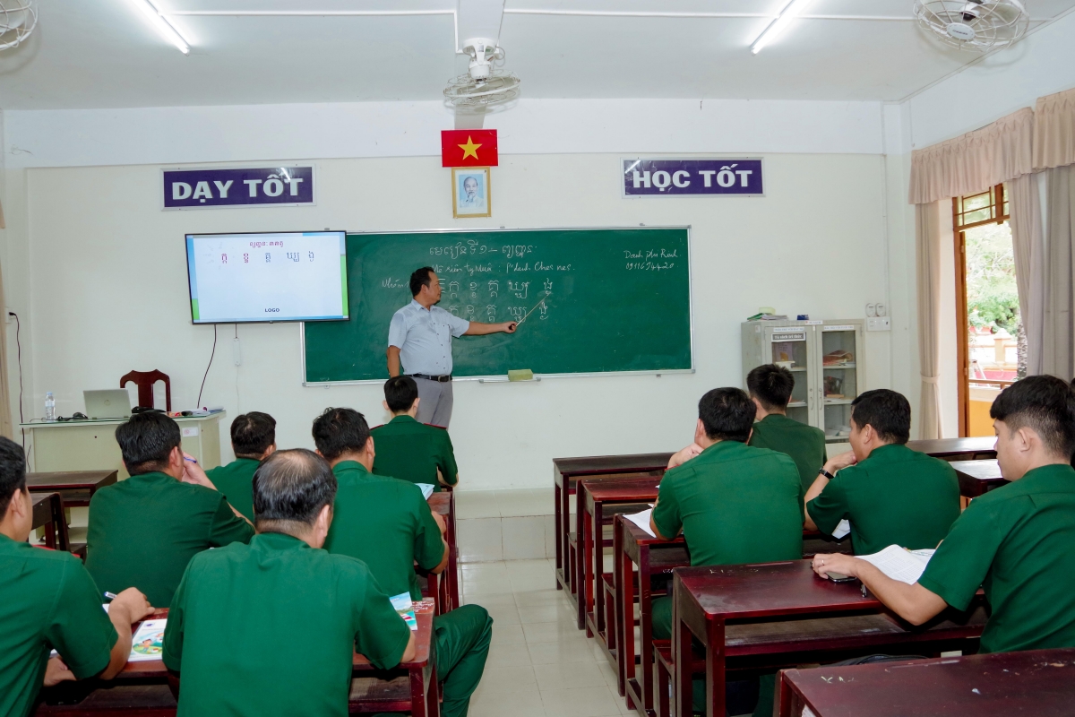 Lớp học chữ Khmer của Bộ đội Biên phòng TP Cần Thơ
