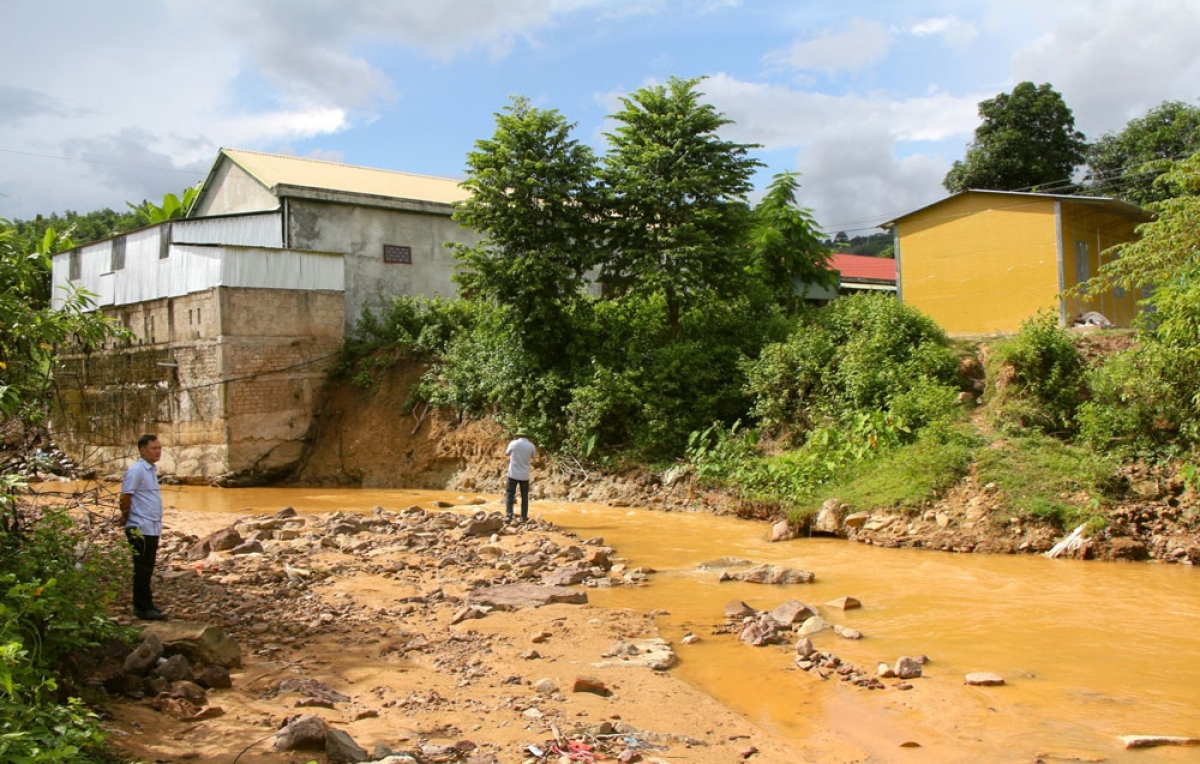 Sạt lở bờ suối Ka Tăng, xã Lao Bảo đe dọa đến nhà ở của người dân địa phương