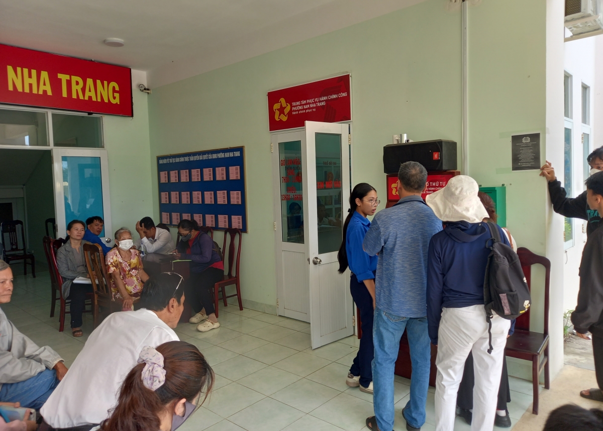 Nuĭh ƀon lan ƀư samƀŭt hành chính ta UBND phường Nam Nha Trang, n’gor Khánh Hòa
 