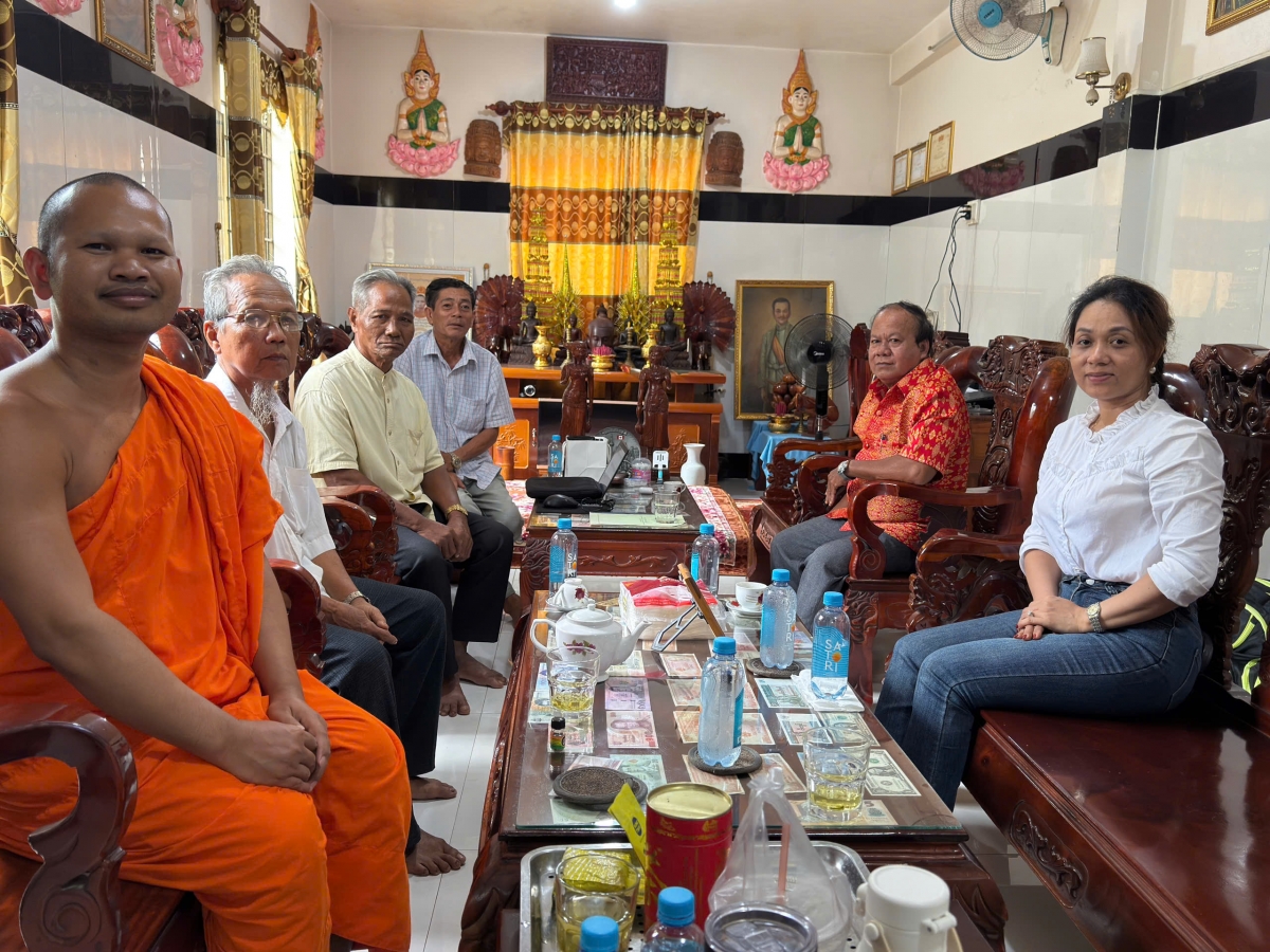 Phóng viên VOV (Bìa phải) trò chuyện với sư và các vị À cha, phật tử chùa Đom Bon Pak