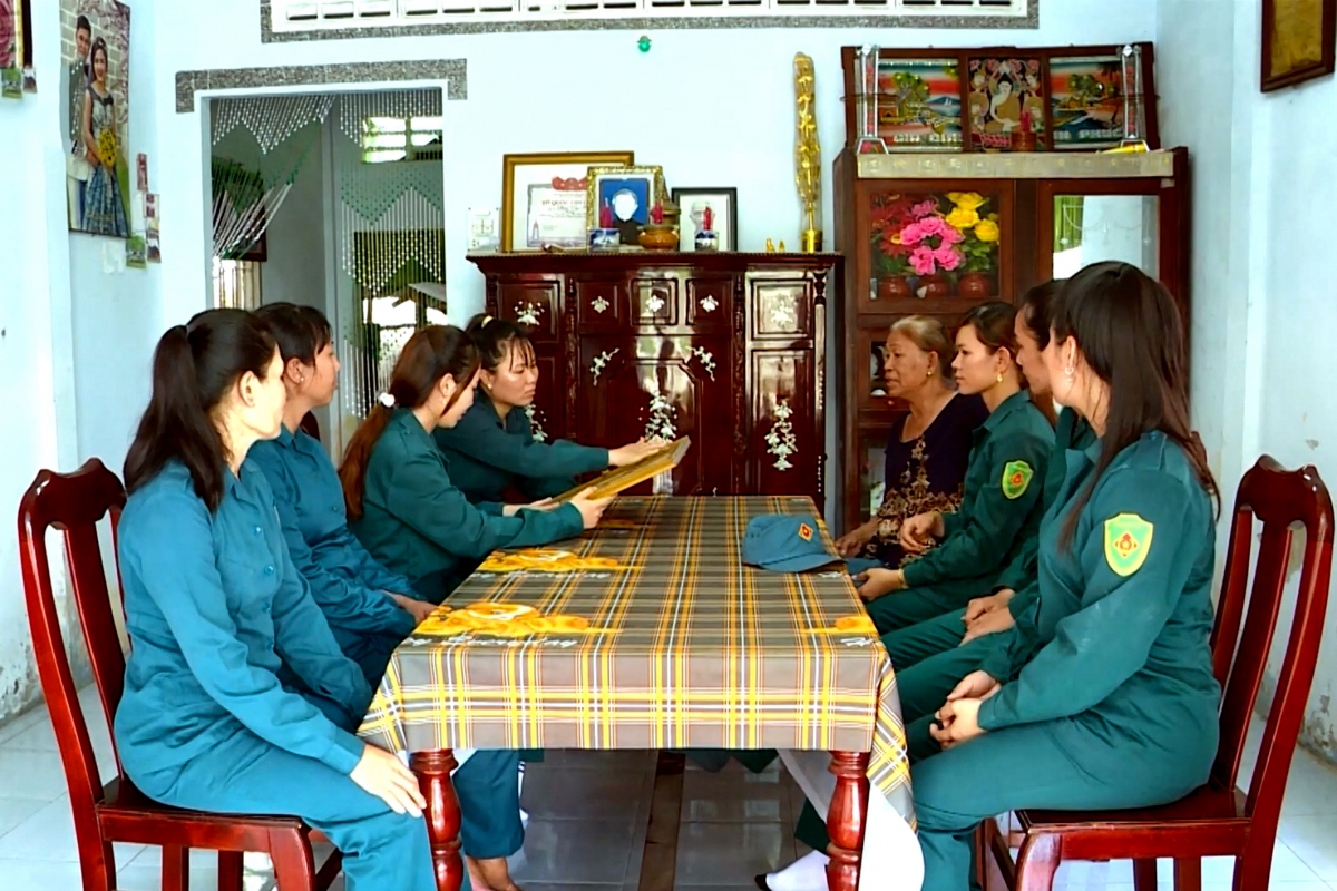 Nữ dân quân xã Song Lộc (Vĩnh Long)