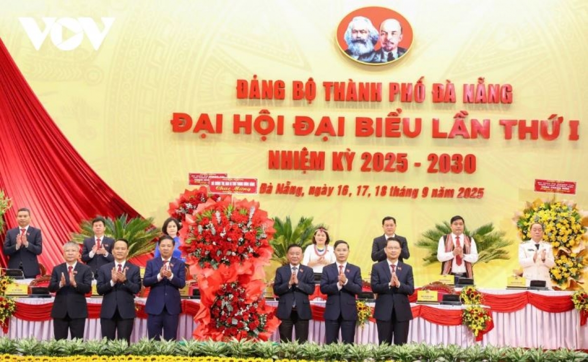 Ồng Trần Cẩm Tú pà bơkàu nting bơr gờm chờ pơrjum dờng