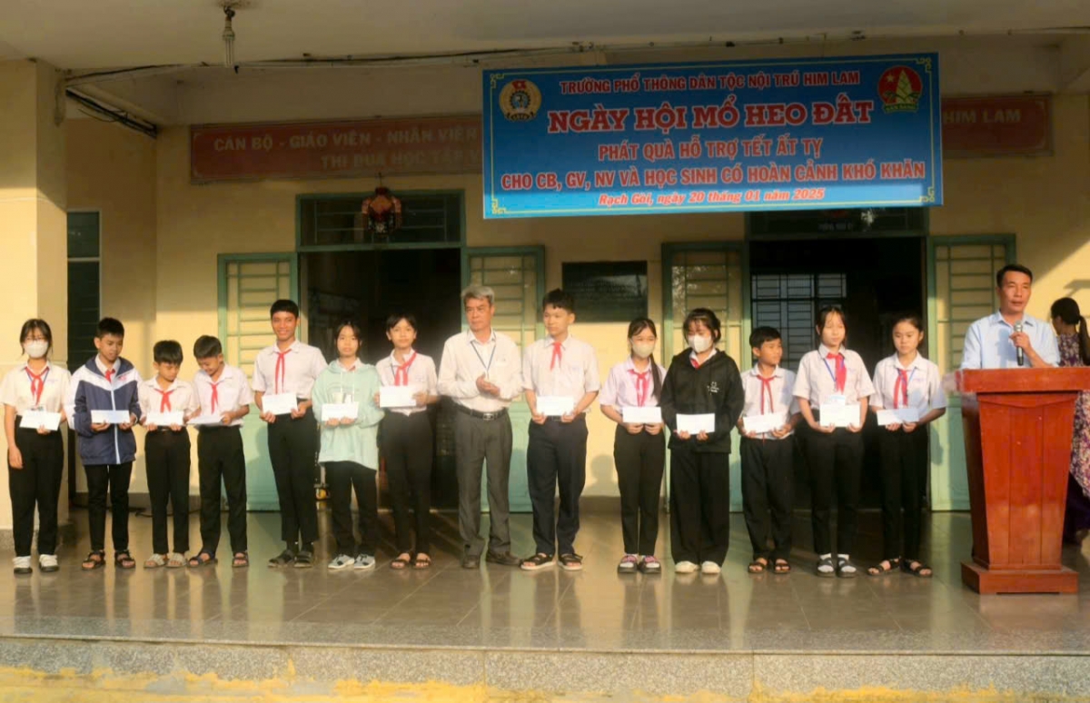 Phát quà hỗ trợ Tết Ất Tỵ cho các em học sinh có hoàn cảnh khó khăn