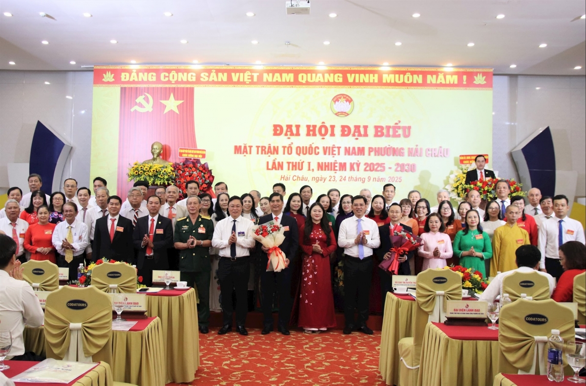 Chủ tịch Ủy ban MTTQ Việt Nam thành phố Lê Trí Thanh (hàng đầu, thứ 7 bên trái sang) tặng hoa, chúc mừng các ủy viên Ủy ban MTTQ Việt Nam phường Hải Châu nhiệm kỳ 2025 - 2030. Ảnh: T. HUY