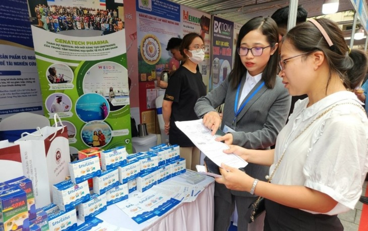 Chị Trần Thị Hương Giang, nhà sáng lập, Phó Tổng Giám đốc Công ty Cổ phần Dược phẩm GenaTech đang giới thiệu cho khách tham quan gian hàng của doanh nghiệp - Ảnh: Báo Công Thương