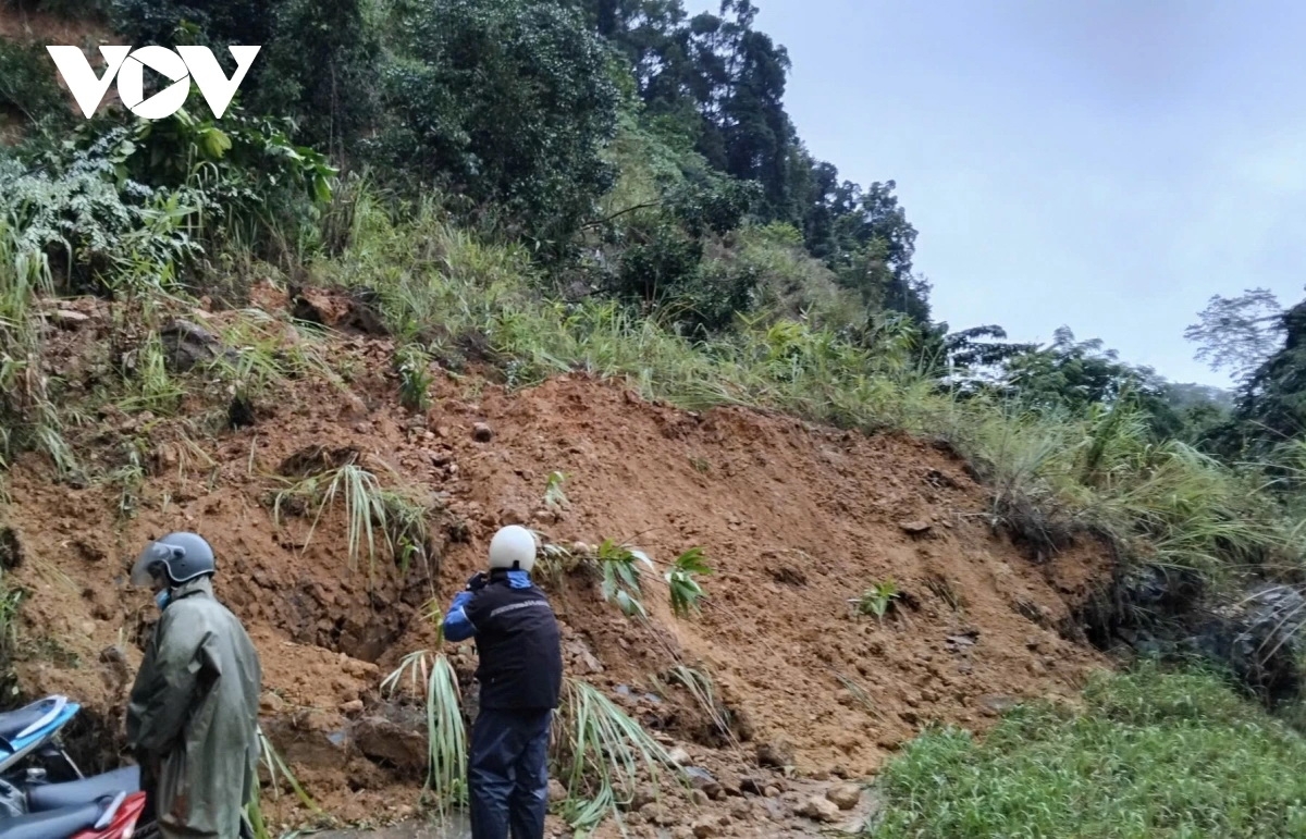 Khối lượng lớn đất, đá tràn xuống mặt đường.