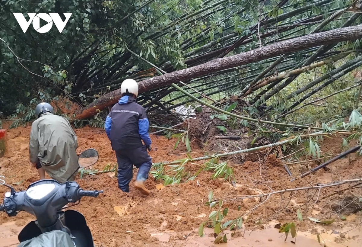 Người dân không thể đi qua điểm sạt lở.