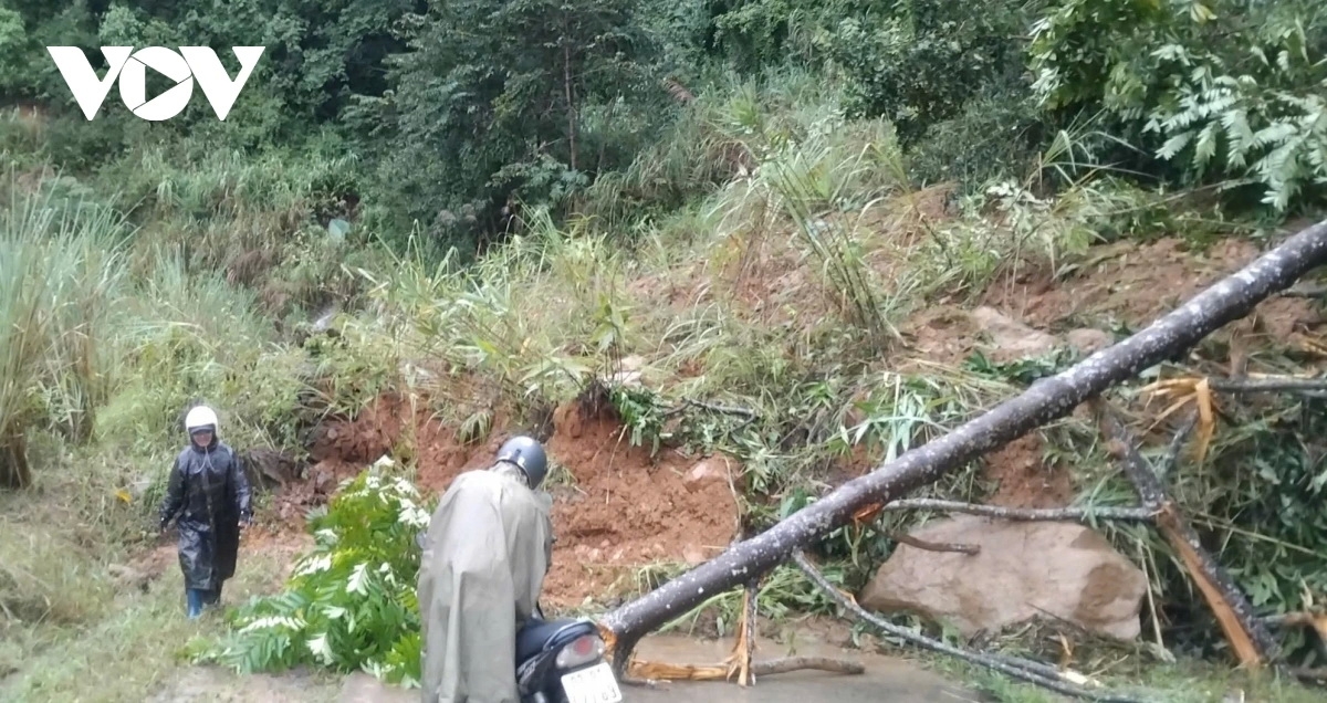 Đất đá tràn xuống, bít kín cả mặt đường.