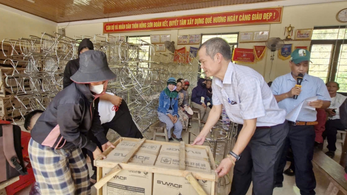 541 thiết bị lọc nước được vận chuyển về xã biên giới Trường Sơn. (Ảnh: Phạm Tiến)