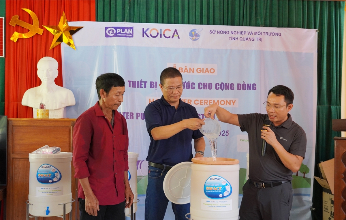 Trước khi tặng, Ban Tổ chức đã hướng dẫn cách sử dụng máy lọc nước trực quan để bà con biết. (Ảnh: Phạm Tiến)