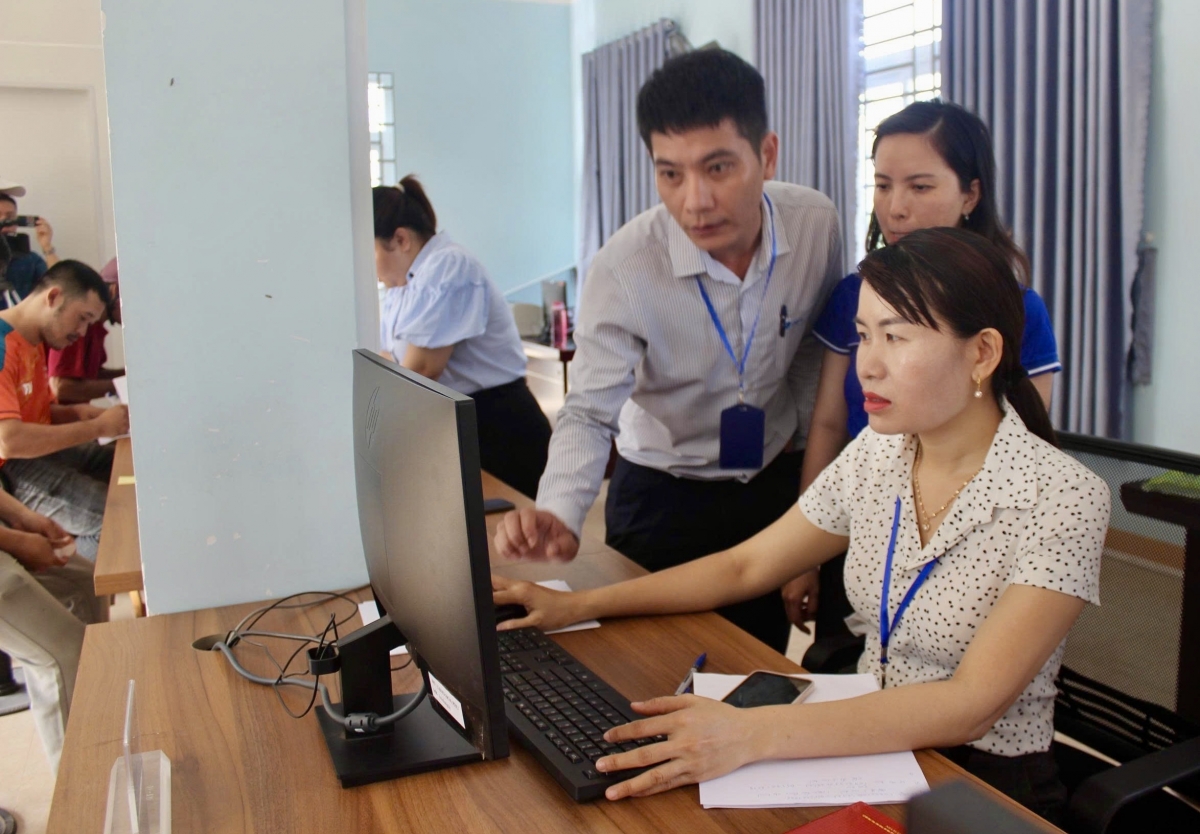 Bơsram nàng git măi mok pa là kơnòl pal geh bơh kông cứk sàh dê nàng tơnguh uă cồng nha broă lơh tŭ lơh jăt gơnoar atbồ ƀòn lơgar bàr kấp tŭ do