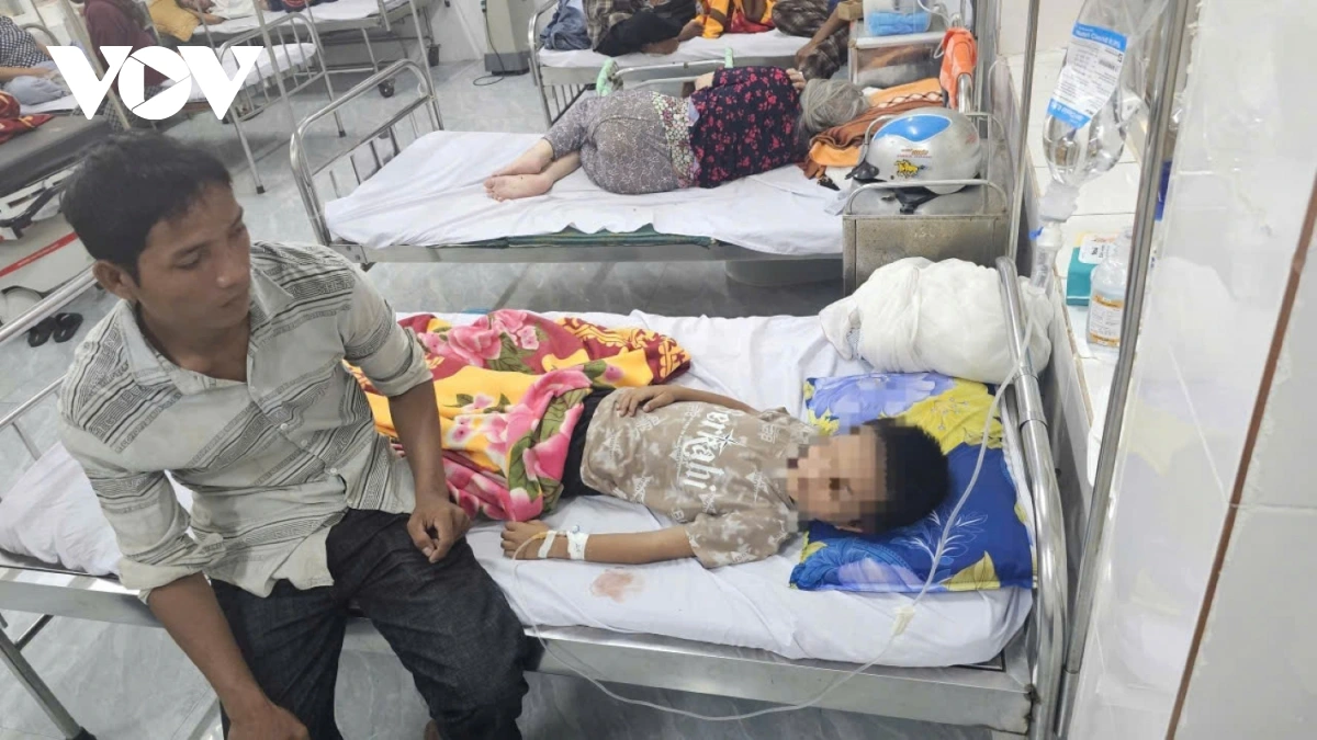 Nhiều học sinh nhập viện cấp cứu