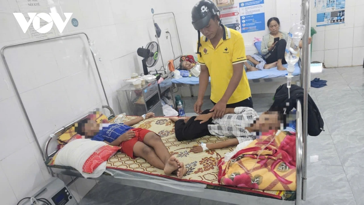 Các em học sinh có dấu hiệu bị ngộ độc sau bữa sáng tại trường