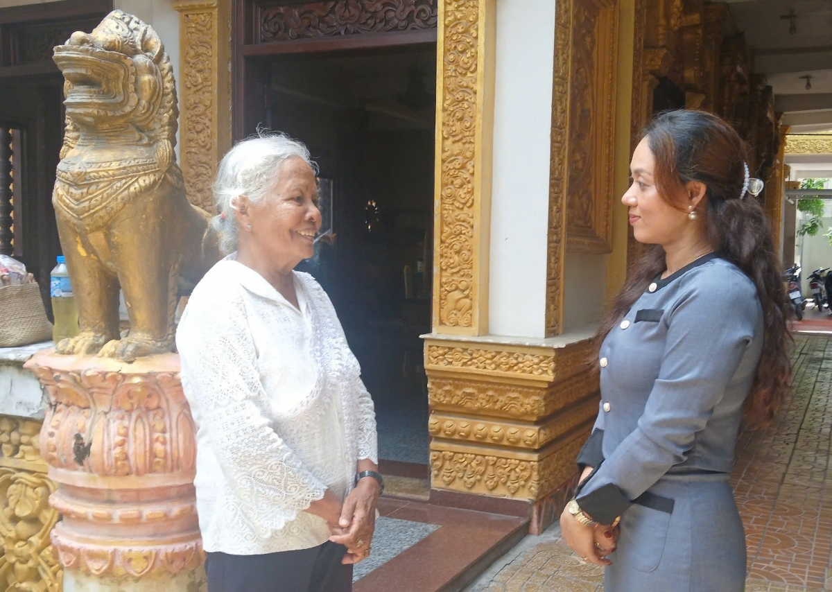 Bà Sơn Thị Si Nết (Bên trái), nguyên Trưởng phòng Biên tập chương trình tiếng Khmer - Đài Truyền hình Việt Nam tại thành phố Cần Thơ chia sẻ với phóng viên VOV