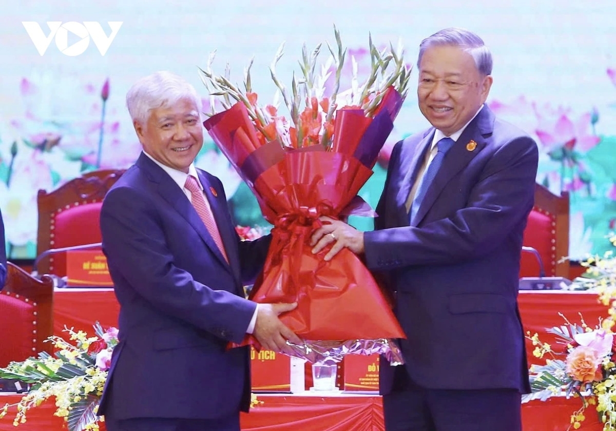 Tổng Bí thư Tô Lâm tặng hoa Chủ tịch Ủy ban Trung ương Mặt trận Tổ quốc Việt Nam Đỗ Văn Chiến