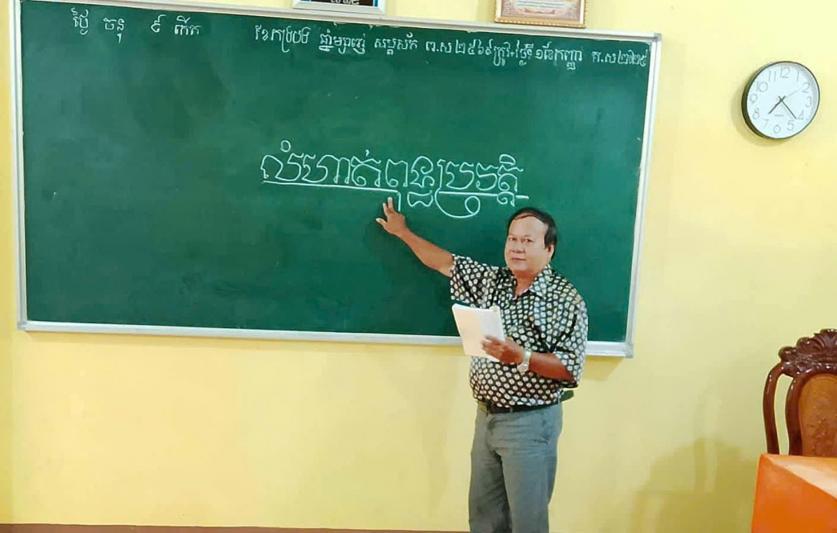 Thầy SaRót trong một buổi dạy Pali ở chùa Chrêy Pra Sát