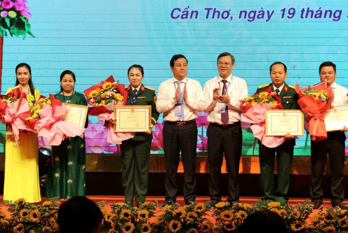 Các tập thể, cá nhân có thành tích trong phong trào thi đua yêu nước giai đoạn 2020-2025 nhận Cờ thi đua, Bằng khen của UBND thành phố Cần Thơ.
