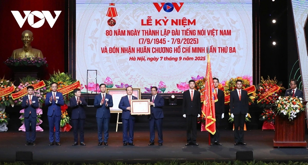 Thay mặt Lãnh đạo Đảng, Nhà nước, Thủ tướng Phạm Minh Chính trao Huân chương Hồ Chí Minh tặng Đài Tiếng nói Việt Nam.