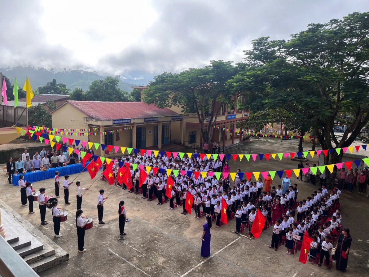 Tiết chào cờ ở trường TH &amp;THCS Lê Lợi