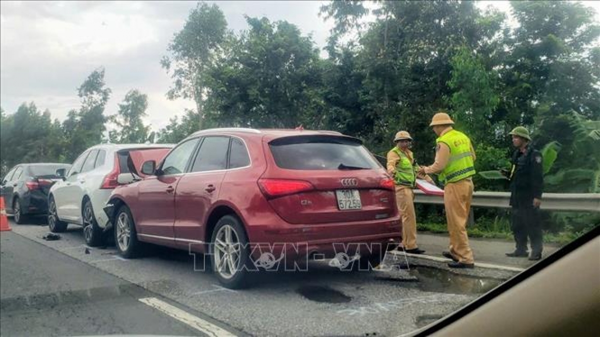Khoảng 14h ngày 31/8/2025 trên tuyến cao tốc Nội Bài Lào Cai, tại Km24 qua tỉnh Phú Thọ (địa phận Vĩnh Phúc cũ) hướng từ Lào Cai về Hà Nội đã xảy ra vụ va chạm liên hoàn giữa 3 ô tô con. Ảnh: Hoàng Hùng/TTXVN