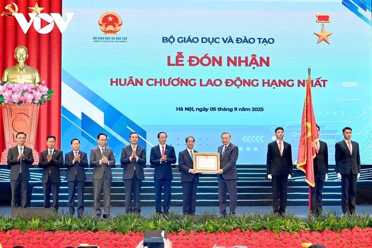 Tổng Bí thư Tô Lâm trao Huân chương Lao động hạng Nhất cho Bộ Giáo dục - Đào tạo.