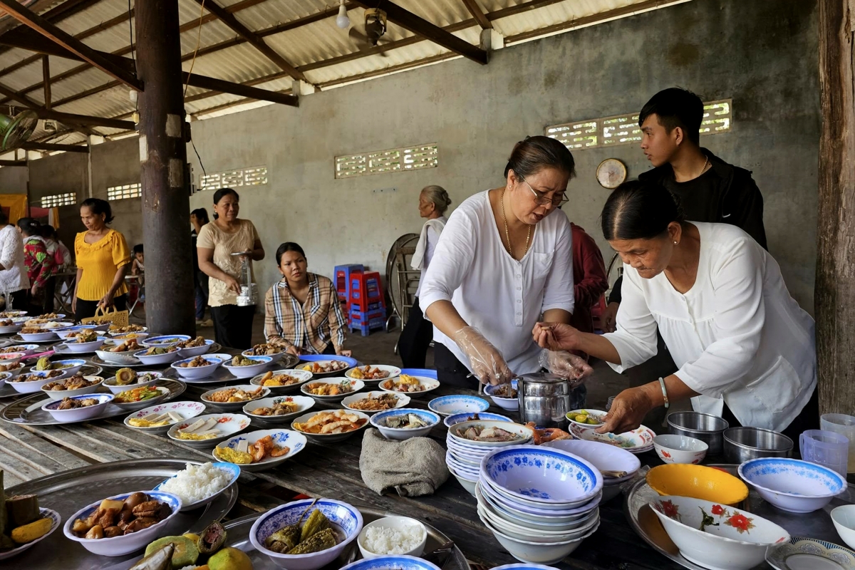 Phật tử dâng cơm nhà sư 7 hoặc 15 ngày (tùy chùa)