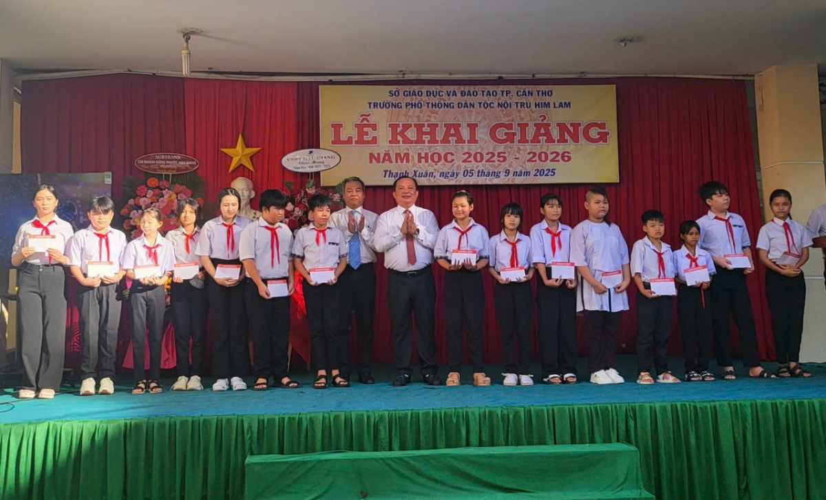 Trao quà hỗ trợ các em học sinh nghèo của trường đầu năm học mới