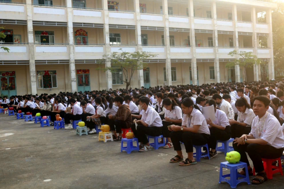 Trường Phổ thông Dân tộc nội trú Him Lam tổ chức “Ngày Hội mổ heo đất” hỗ trợ học sinh có hoàn cảnh khó khăn nhân dịp xuân về, Tết đến.