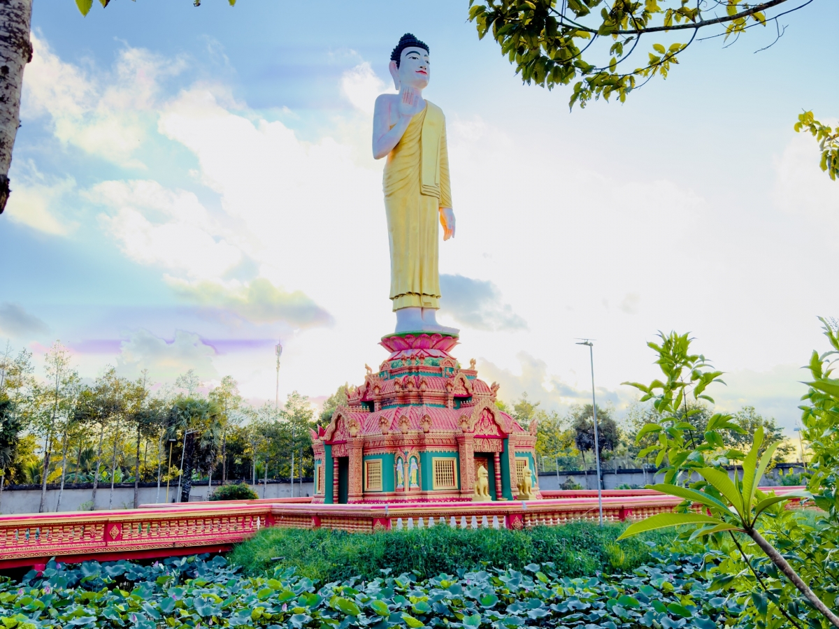 Tượng Phật cao 32m tạo điểm nhấn cho chùa Đom Bon Pak