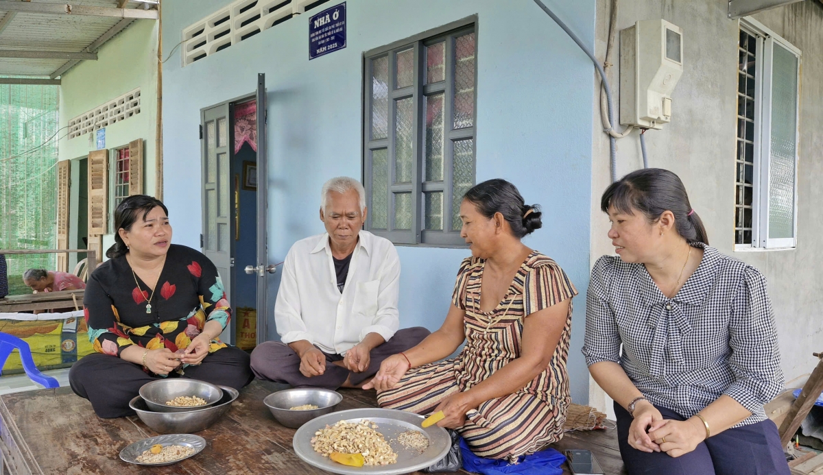 Vợ chồng ông Lâm Hải và bà Thạch Thị Sà Phương (giữa) chuẩn bị đón lễ Sen Đôn Ta trong ngôi nhà tươm tất được nhà nước hỗ trợ
