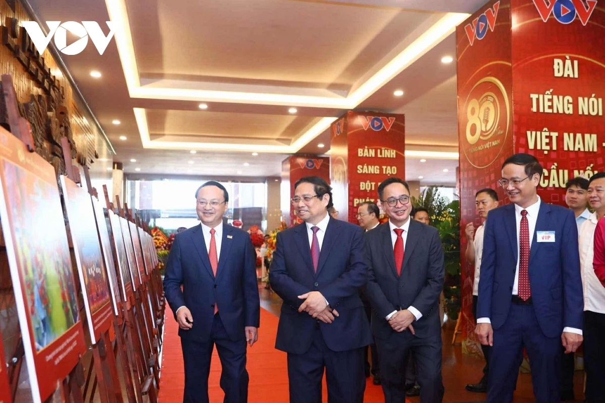 Tổng Giám đốc Đài Tiếng nói Việt Nam Đỗ Tiến Sỹ giới thiệu với Thủ tướng Phạm Minh Chính về những thành tựu và bước tiến mà VOV đạt được trong 80 năm qua, qua những hình ảnh trưng bày tại Cung văn hóa hữu nghị Việt Xô.