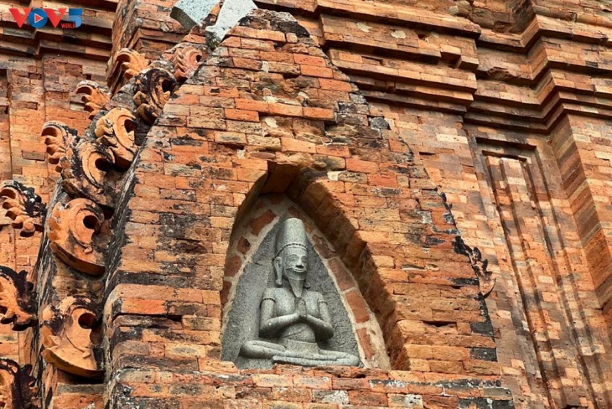 Kiến trúc Chăm cổ qua màu gạch đỏ vẫn rực rỡ, như lời thách thức với thời gian. Ảnh: Thế Hùng/VOV5