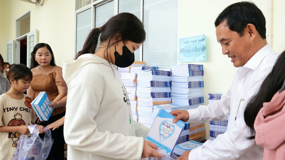 Chương trình “Siêu thị Măng non 0 đồng”, giúp đỡ trẻ em thuộc hộ nghèo, trẻ em có hoàn cảnh đặc biệt khó khăn được đến trường với nhiều phần quà tặng: xe đạp, dụng cụ học tập...