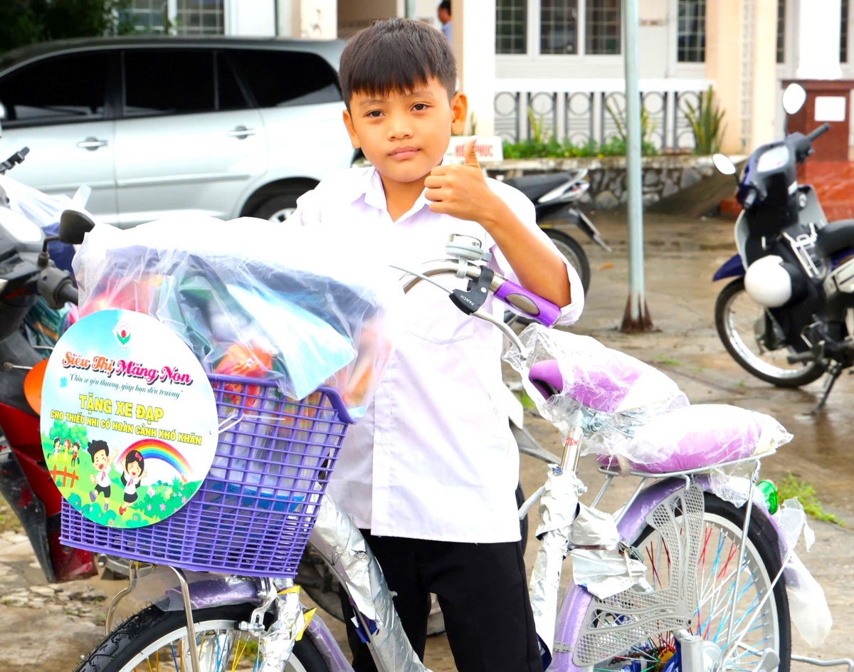 Những chiếc xe đạp là phần quà đáp ứng ước mơ của nhiều em nhỏ ở vùng sâu, vùng xa