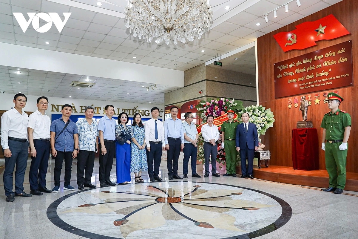 Bức tượng "Bác Hồ về thăm quê năm 1961" được đặt trang trọng tại phòng truyền thống của VOV