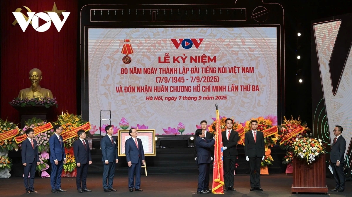 Thủ tướng Phạm Minh Chính gắn Huân chương Hồ Chí Minh (lần thứ 3) lên lá cờ truyền thống của VOV