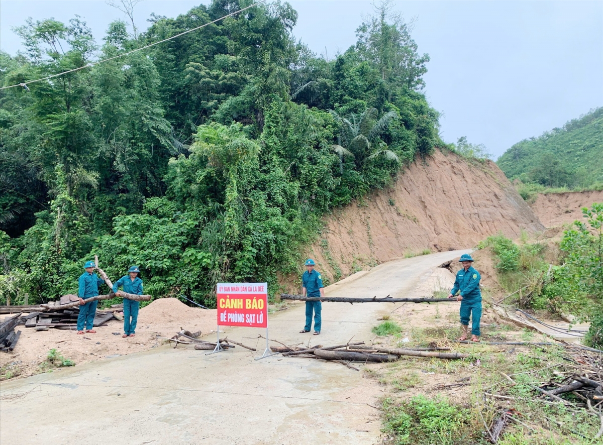 Xã miền núi La Dê (huyện Nam Giang, tỉnh Quảng Nam cũ), TP Đà Nẵng dựng rào chắn cảnh báo sạt lở
