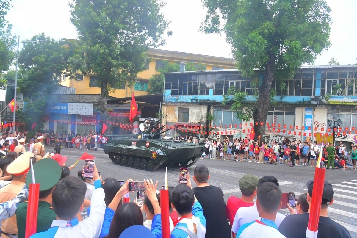 - Êdeh sar ti êlan dơ̆ng prŏng Hà Nội