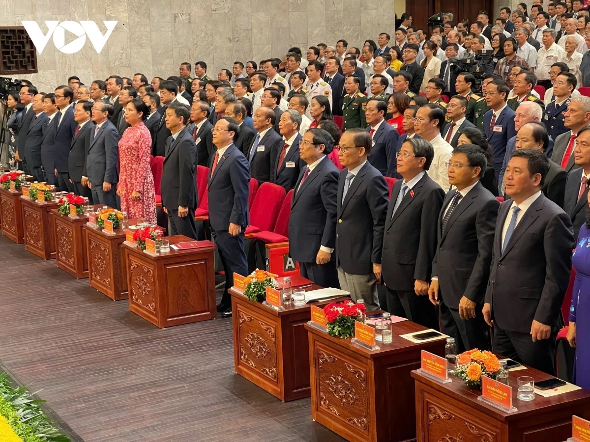 Lãnh đạo Đảng, Nhà nước và các đại biểu thực hiện nghi lễ chào cờ tại Lễ kỷ niệm 80 năm Ngày thành lập Đài Tiếng nói Việt Nam