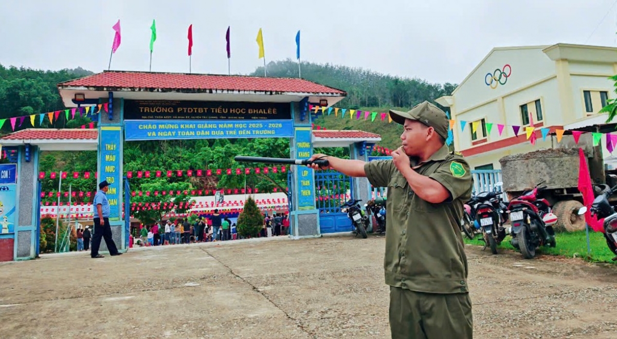 Tổ bảo vệ ANTT cơ sở ở xã Avương phân luồng giao thông dịp năm học mới 