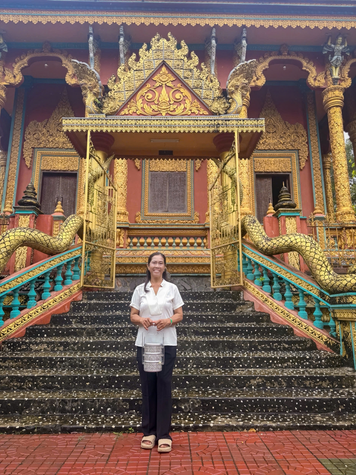 Chị Thạch Thị Sô Phai hiện đang sinh sống tại phường Trà Vinh, tỉnh Vĩnh Long, chị thức từ 4–5 giờ sáng để nấu nướng, chuẩn bị bánh trái, cơm canh mang lên chùa cơm đi chùa