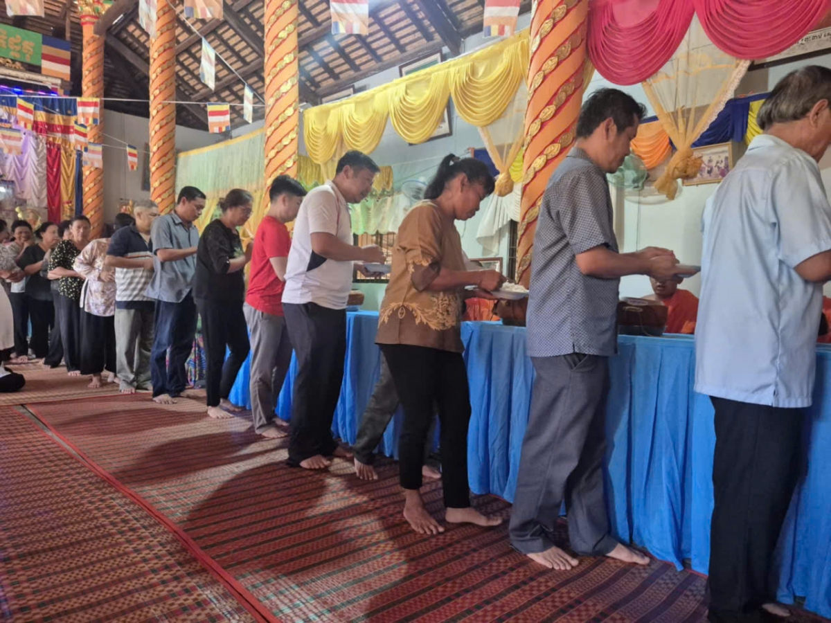 Bà con Phật tử làm lễ đặt bát theo nghi thức truyền thống của đồng bào Khmer.
