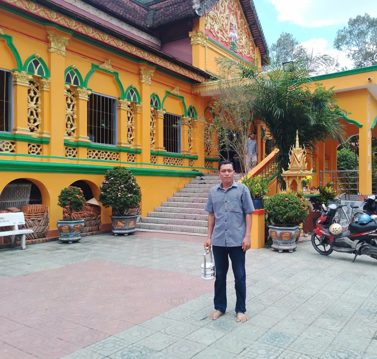 Bạn Kiên Ra Thi một Phật tử trẻ ở chùa Khươne, Phường Nguyệt Hóa, tỉnh Vĩnh Long đang rất háo hức đón mùa lễ Sen Đôlta năm nay.